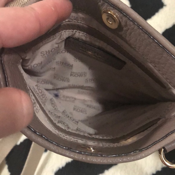 MK MICHAEL KORS Leather Crossbody Bag Purse Tan Beige Brown Gold Logo Adjustable - Picture 4 of 4